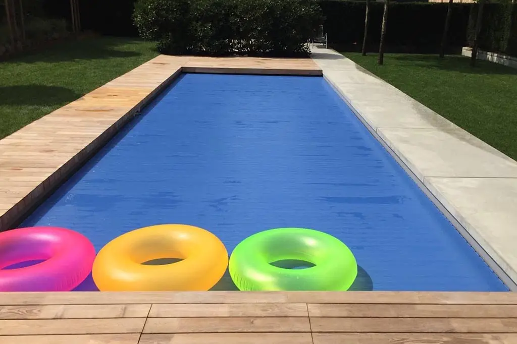 Pool mit Abdeckung und Schwimmreifen Dingolfing