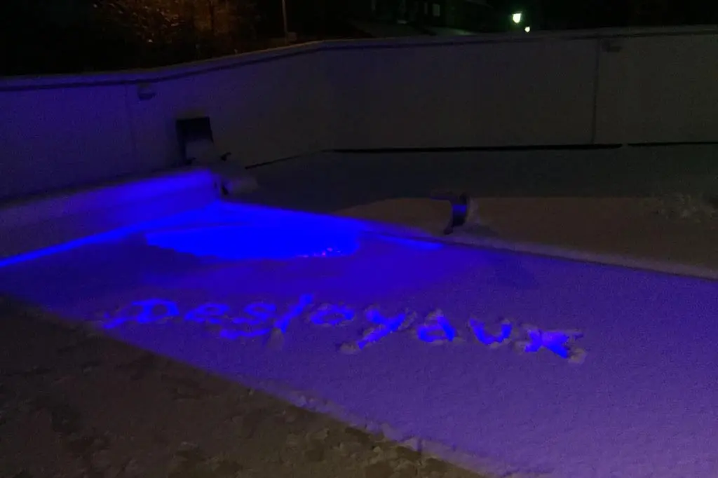 Pool mit Desjoyaux in den Schnee geschrieben Ingolstadt
