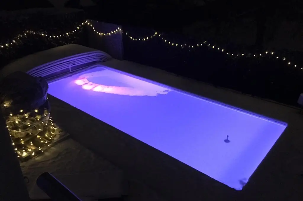 Pool mit Schneeschicht und Beleuchtung Germering