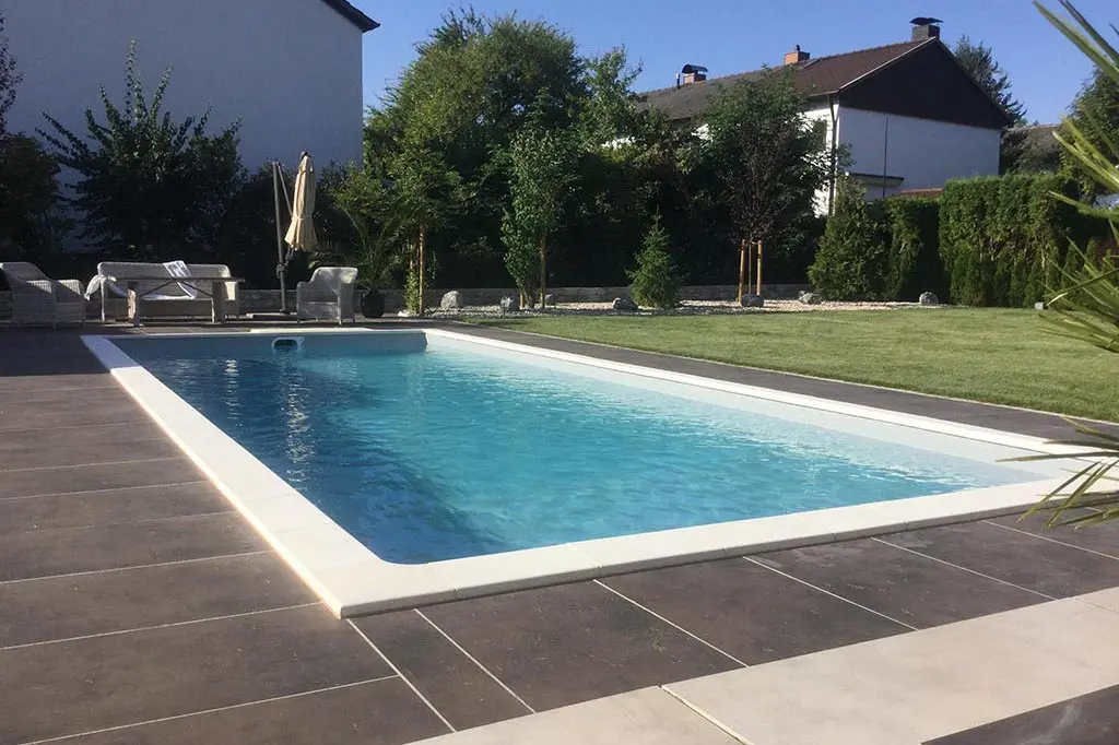 Swimmingpool im Garten Landshut