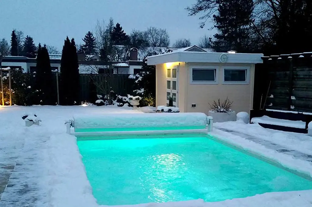 Swimmingpool im Winter beleuchtet München