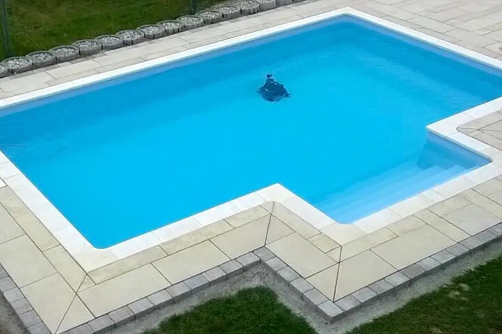 Swimmingpool mit Poolroboter bei der Arbeit München